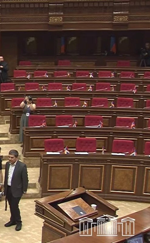 Оппозиция Армении бойкотировала парламентскую сессию с правительством