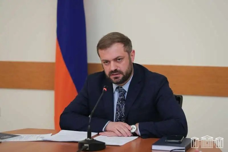 Министр экономики Армении Геворг Папоян на пресс-конференции